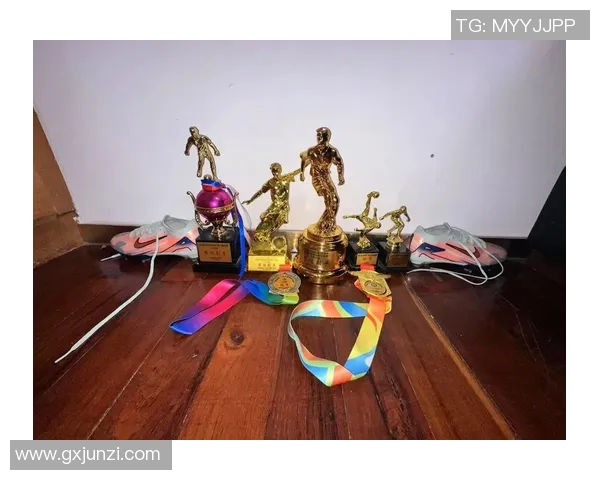 足球明星头顶奖杯的荣耀与梦想背后蕴藏的故事与奋斗历程